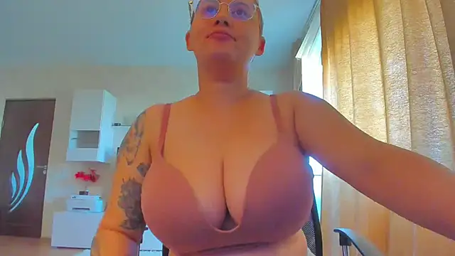 hot evil queen online show from September 24, 2025, 6:53 am