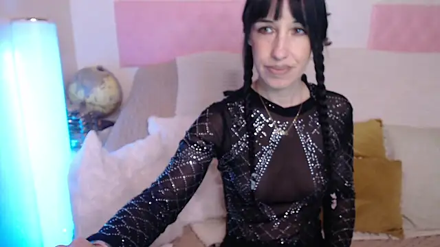 -carla- online show from November 3, 2025, 6:07 am