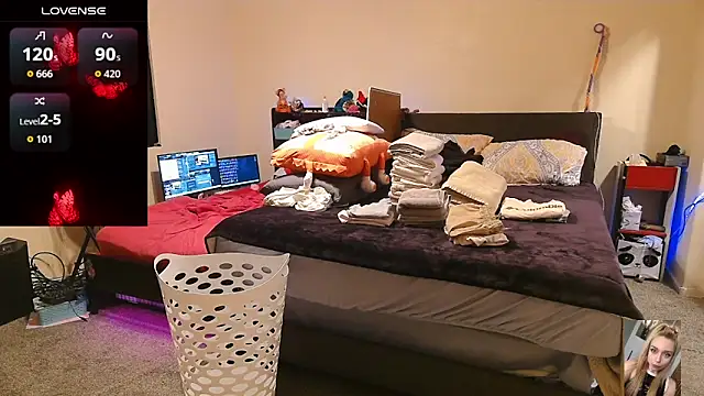 Snapshot of Blondiewithanass chatting on April 12, 2026, 8:17 am Blondiewithanass online show from April 12, 2026, 8:17 am