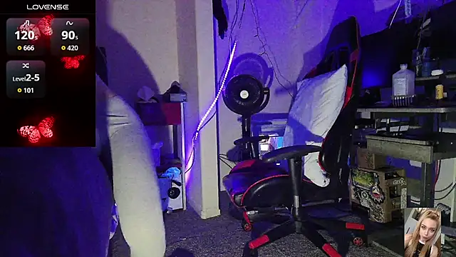 Snapshot of Blondiewithanass chatting on April 7, 2026, 6:21 pm Blondiewithanass online show from April 7, 2026, 6:21 pm