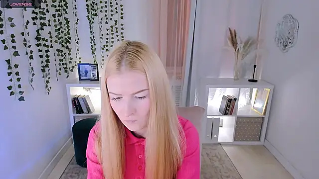 Laly Peach online show from November 22, 2025, 12:04 pm