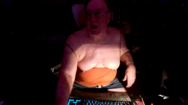 Snapshot of Toastir chatting on September 24, 2025, 5:08 pm Toastir online show from September 24, 2025, 5:08 pm