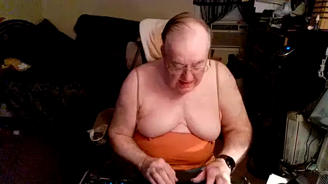 Snapshot of Toastir chatting on September 23, 2025, 2:02 pm Toastir online show from September 23, 2025, 2:02 pm