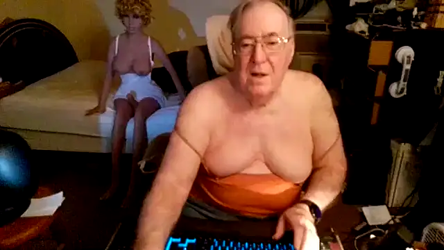 Snapshot of Toastir chatting on October 22, 2025, 1:32 pm Toastir online show from October 22, 2025, 1:32 pm