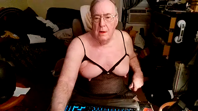 Snapshot of Toastir chatting on October 19, 2025, 8:22 pm Toastir online show from October 19, 2025, 8:22 pm