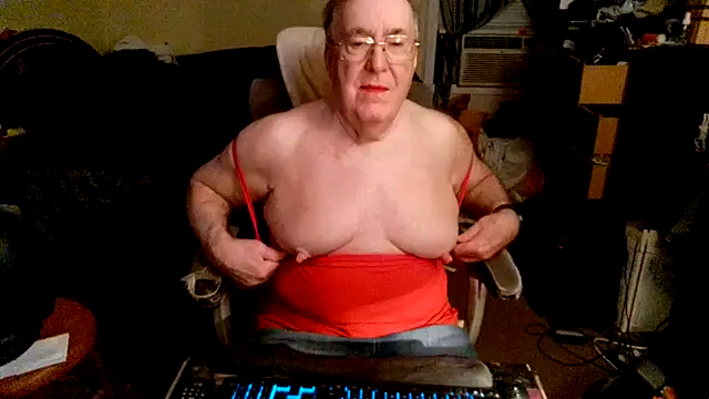 Snapshot of Toastir chatting on October 28, 2025, 3:55 pm Toastir online show from October 28, 2025, 3:55 pm