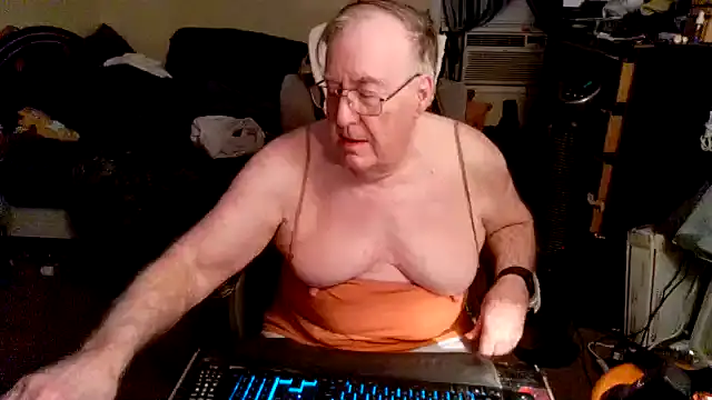 Snapshot of Toastir chatting on October 8, 2025, 9:37 pm Toastir online show from October 8, 2025, 9:37 pm