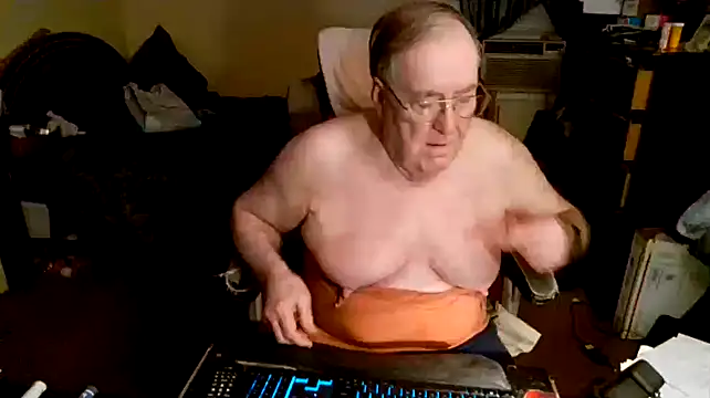 Snapshot of Toastir chatting on December 30, 2024, 11:17 pm Toastir online show from December 30, 2024, 11:17 pm