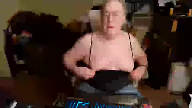 Snapshot of Toastir chatting on February 6, 2025, 1:49 am Toastir online show from February 6, 2025, 1:49 am