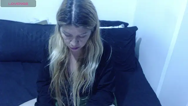 Snapshot of Dulce-Bella chatting on October 6, 2025, 8:42 pm Dulce-Bella online show from October 6, 2025, 8:42 pm