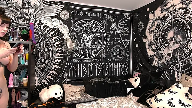 EVILYN online show from March 23, 2026, 6:19 pm