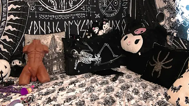 EVILYN online show from February 19, 2026, 7:00 pm