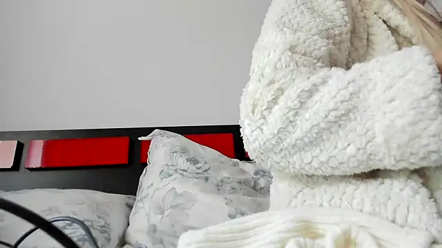 suuzykiss online show from February 12, 2025, 6:19 am