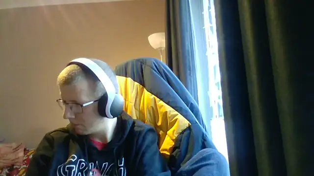 Snapshot of David250692 chatting on December 15, 2025, 10:21 am David250692 online show from December 15, 2025, 10:21 am