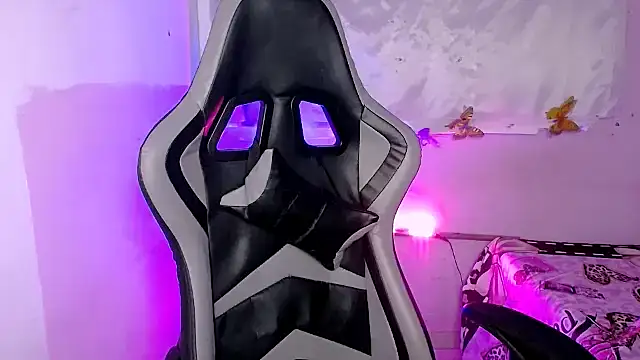 ninatiny online show from October 31, 2025, 9:28 am