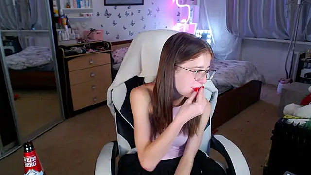 Kira honeyy online show from October 8, 2025, 6:04 am