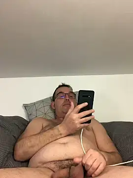 Snapshot of Lentbulant chatting on March 6, 2025, 4:38 pm Lentbulant online show from March 6, 2025, 4:38 pm