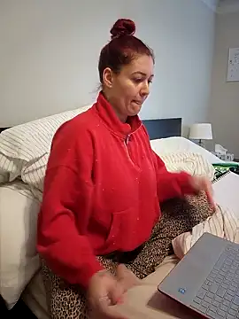 Snapshot of HollyTattoo chatting on February 12, 2026, 3:01 pm HollyTattoo online show from February 12, 2026, 3:01 pm