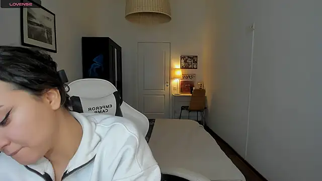 Tiffany Flynn online show from December 21, 2024, 2:47 pm