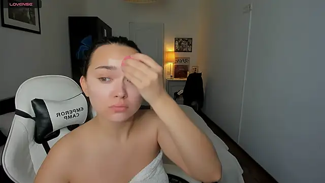 Tiffany Flynn online show from December 20, 2024, 9:43 am