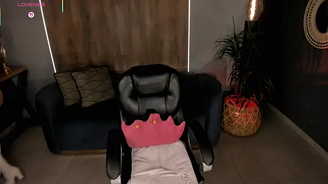 Snapshot of DannieSmith1 chatting on April 8, 2026, 11:17 pm DannieSmith1 online show from April 8, 2026, 11:17 pm