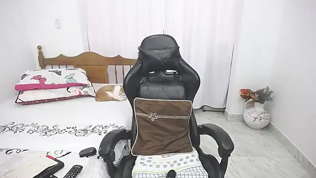 yeslluisa online show from February 19, 2026, 6:49 pm