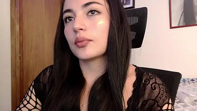 Snapshot of Honey_Aynur20 chatting on October 1, 2025, 6:56 pm Honey Aynur20 online show from October 1, 2025, 6:56 pm