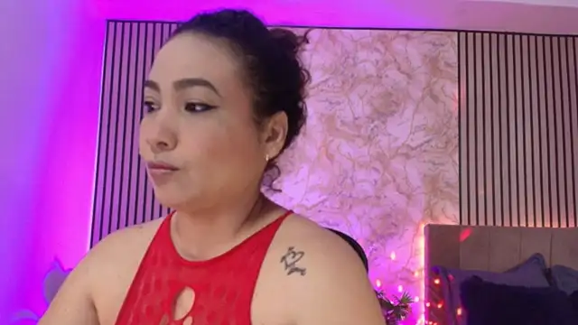 JuliRamirez online show from June 12, 2026, 12:47 pm