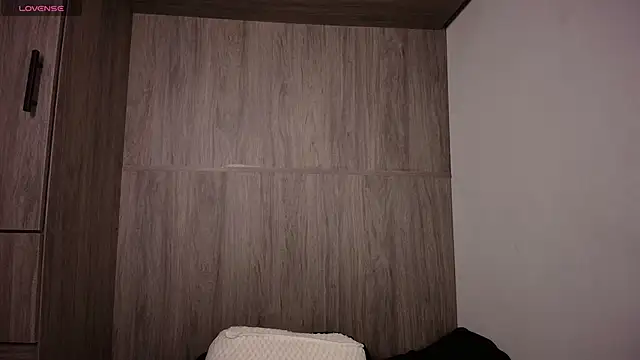 Swetisabella01 online show from February 14, 2026, 2:06 pm