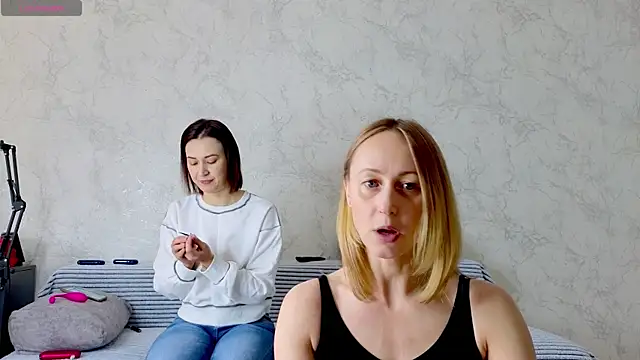 sweeetgirls2021 online show from April 12, 2026, 3:10 am