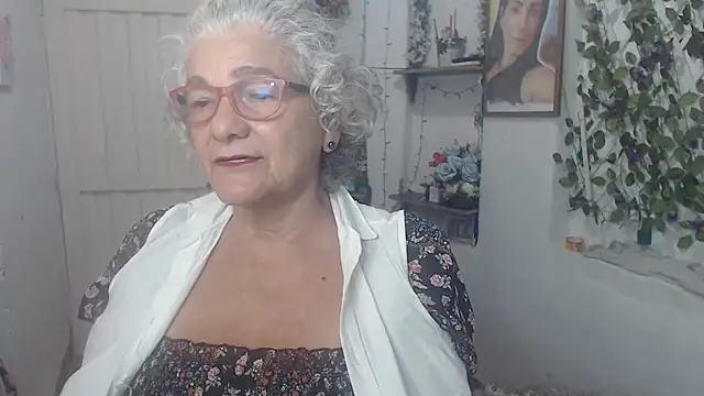 Snapshot of FunnyGrandma chatting on October 2, 2025, 12:58 am FunnyGrandma online show from October 2, 2025, 12:58 am