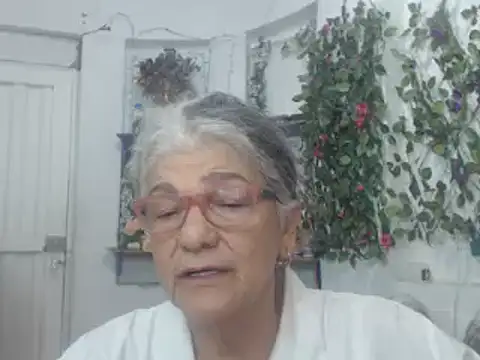 Snapshot of FunnyGrandma chatting on February 2, 2025, 3:54 am FunnyGrandma online show from February 2, 2025, 3:54 am