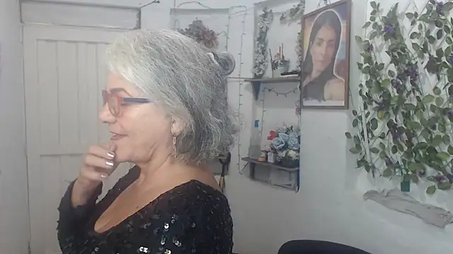 Snapshot of FunnyGrandma chatting on October 3, 2025, 11:28 pm FunnyGrandma online show from October 3, 2025, 11:28 pm