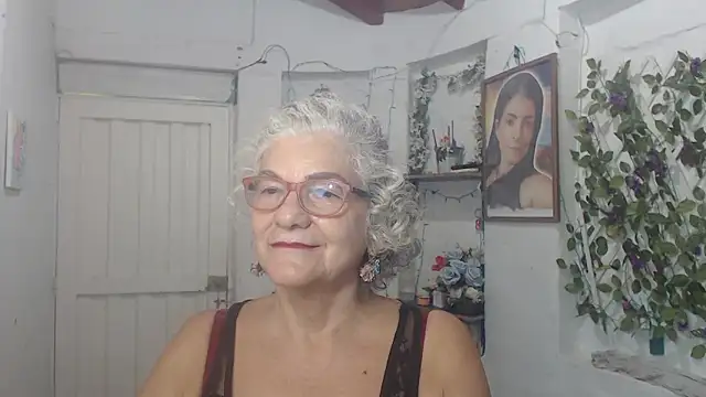 Snapshot of FunnyGrandma chatting on October 5, 2025, 10:44 pm FunnyGrandma online show from October 5, 2025, 10:44 pm