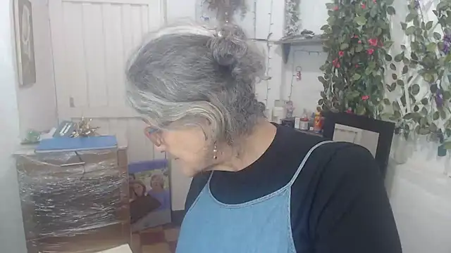 Snapshot of FunnyGrandma chatting on March 12, 2025, 1:36 am FunnyGrandma online show from March 12, 2025, 1:36 am