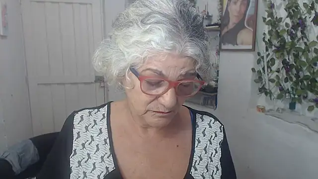 Snapshot of FunnyGrandma chatting on September 30, 2025, 11:11 pm FunnyGrandma online show from September 30, 2025, 11:11 pm