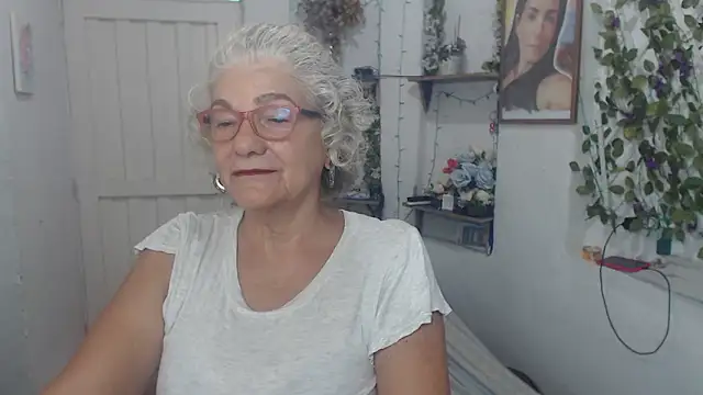 Snapshot of FunnyGrandma chatting on September 26, 2025, 5:42 pm FunnyGrandma online show from September 26, 2025, 5:42 pm