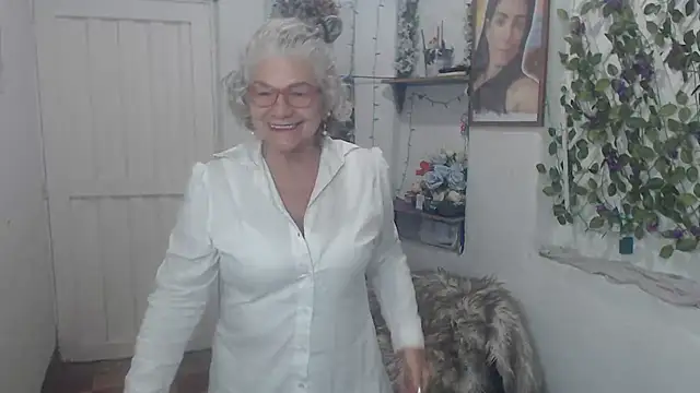 Snapshot of FunnyGrandma chatting on October 18, 2025, 2:35 am FunnyGrandma online show from October 18, 2025, 2:35 am