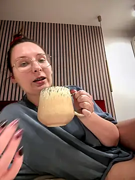 Snapshot of The_Snowwhitee chatting on November 30, 2025, 3:57 pm The Snowwhitee online show from November 30, 2025, 3:57 pm