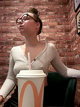 Snapshot of The_Snowwhitee chatting on January 6, 2026, 9:02 am The Snowwhitee online show from January 6, 2026, 9:02 am