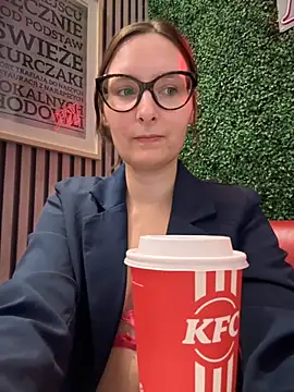 Snapshot of The_Snowwhitee chatting on November 6, 2025, 9:13 am The Snowwhitee online show from November 6, 2025, 9:13 am