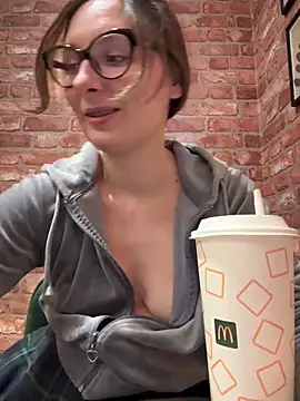 Snapshot of The_Snowwhitee chatting on December 22, 2025, 9:04 pm The Snowwhitee online show from December 22, 2025, 9:04 pm