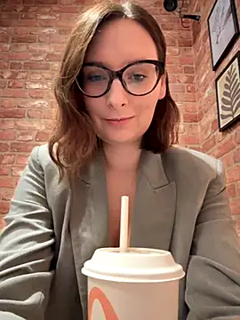 Snapshot of The_Snowwhitee chatting on November 5, 2025, 9:07 pm The Snowwhitee online show from November 5, 2025, 9:07 pm