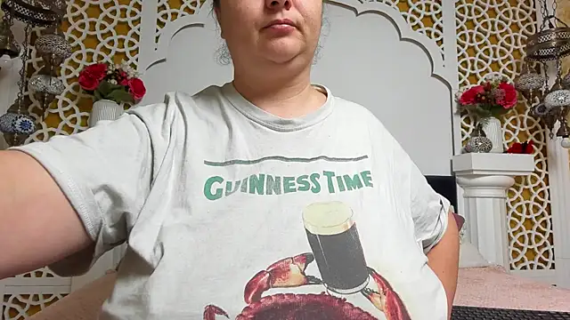 Snapshot of AleshaArabian chatting on December 19, 2025, 5:10 am AleshaArabian online show from December 19, 2025, 5:10 am