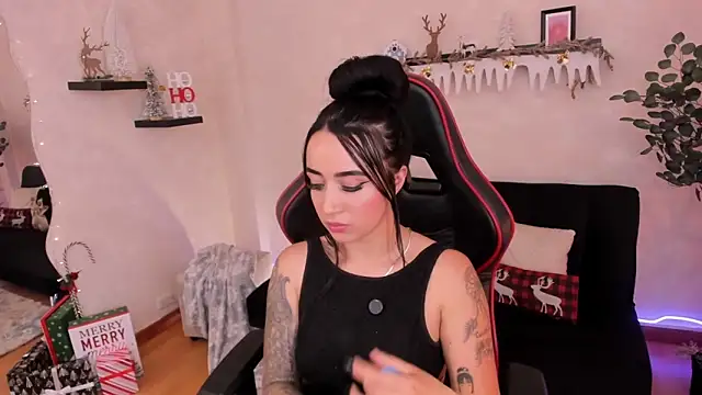 EmmyEvans1 online show from November 12, 2025, 9:07 pm