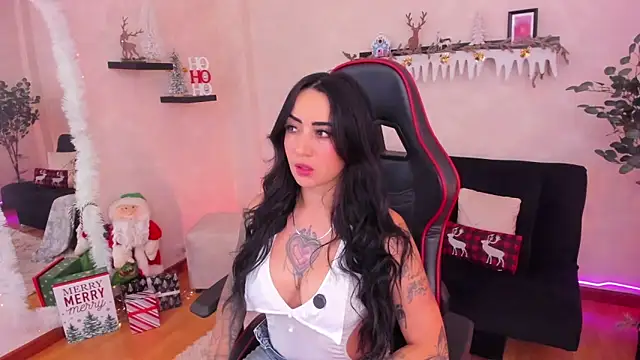 EmmyEvans1 online show from November 18, 2025, 7:39 pm