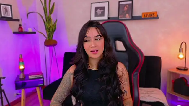 EmmyEvans1 online show from February 5, 2026, 7:43 pm