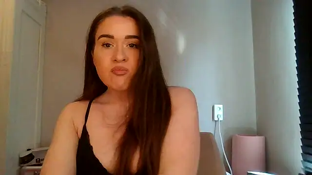 Snapshot of avajade chatting on November 10, 2025, 10:42 am avajade online show from November 10, 2025, 10:42 am