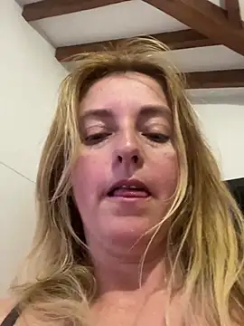 moniquerainx online show from April 20, 2026, 3:35 pm