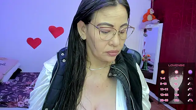 esmeralda milf online show from February 9, 2026, 2:26 pm